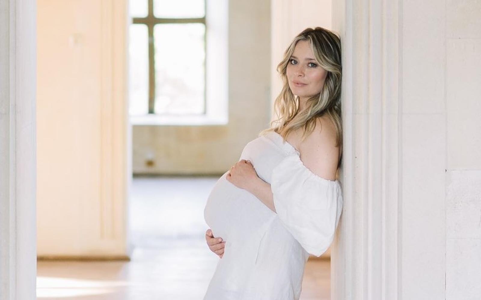 Se pregateste sa nasca al patrulea copil, dar nu renunta. Ce planuri profesionale are Laura Cosoi